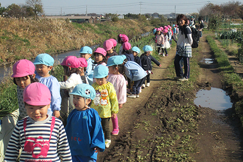 川沿いをみんなでお散歩