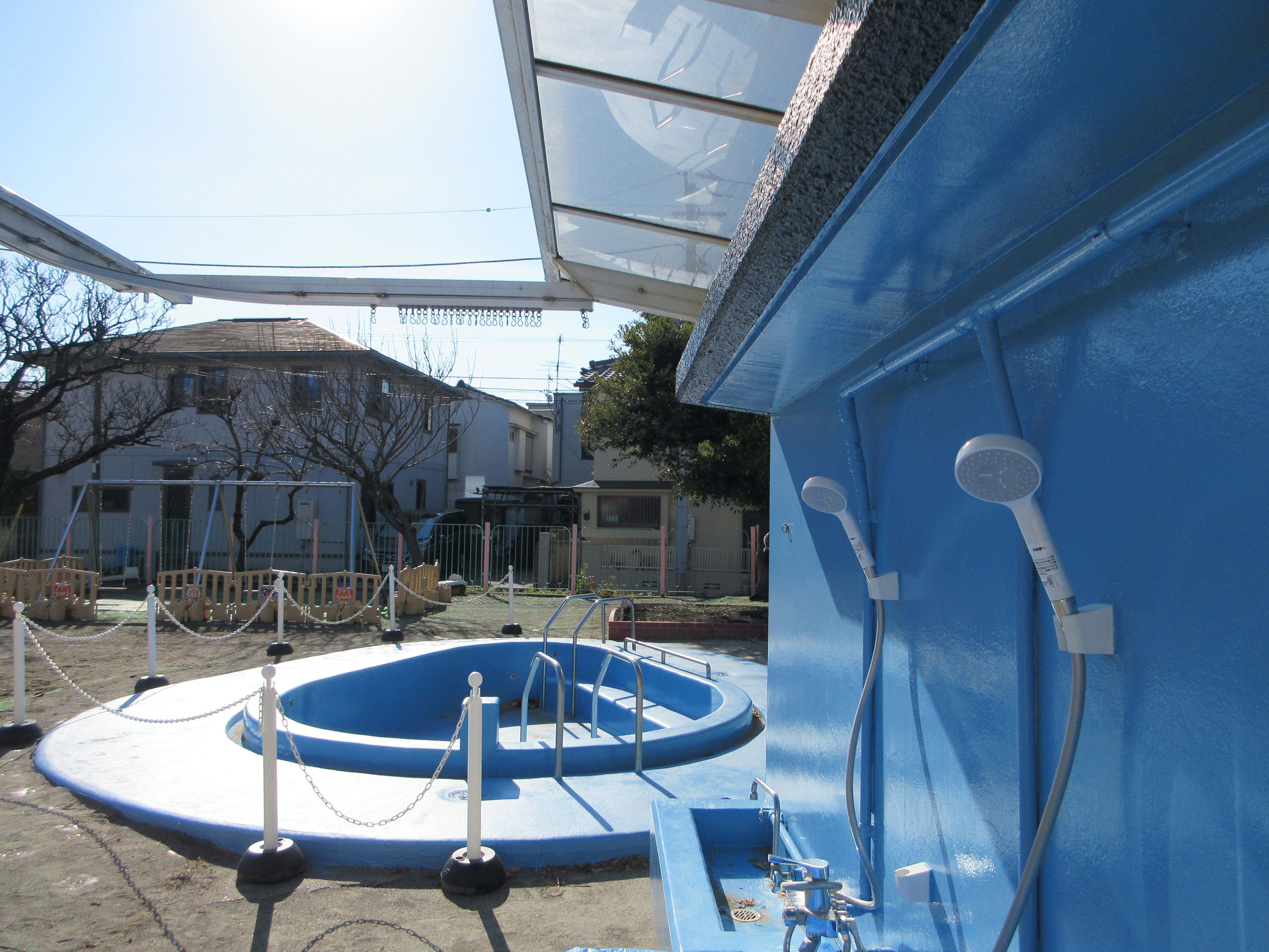 プールと温水シャワー