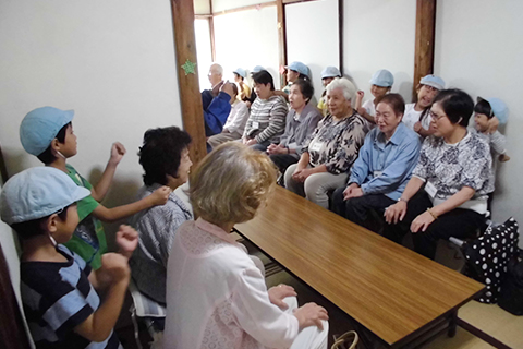 【地域交流】なかよしクラブ（子育て支援）や高齢者の方との交流。地域の中で大きく育つ子ども達です!