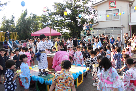 【夏祭り/盆踊り】各コーナーの遊びをお家の人と楽しみ、盆踊りでは和太鼓に合わせて踊ります。