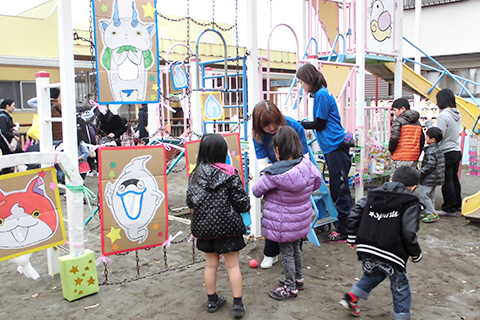 【なかよし広場】ゲームに出店等、いつもと違う愛児園をお家の方と楽しみます。