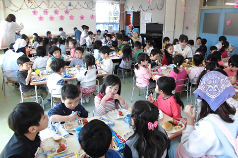【お別れバイキング】卒園前、年長児との思い出に3～5歳児が集まりバイキング給食を食べます。