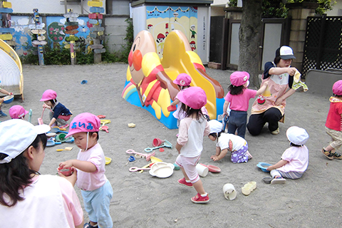 【自由あそび】保育士が見守る中で子ども同士が関わり合い楽しみながら社会性が身につきます。