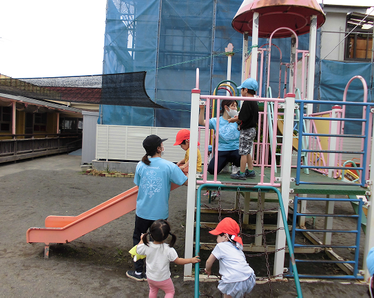 【自由あそび】保育士が見守る中で子ども同士が関わり合い楽しみながら社会性が身につきます。