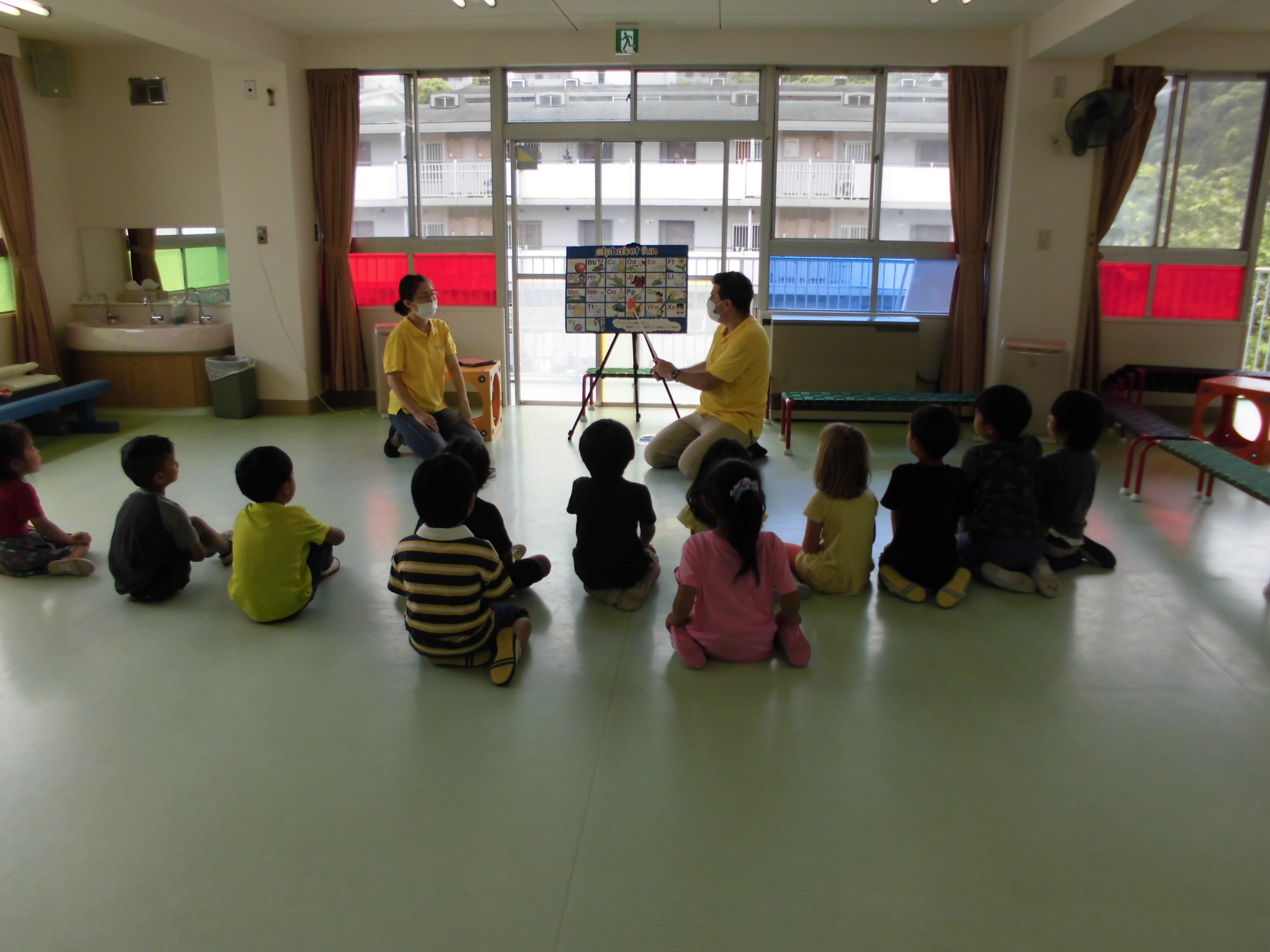 【えいごのじかん】幼児クラスは英会話教室の講師と月2回えいごとふれあいます☆