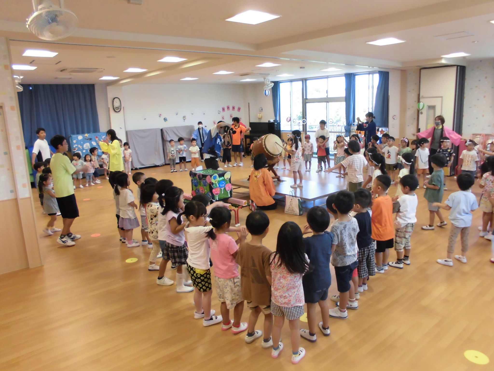 【夏祭り/盆踊り】盆踊りでは和太鼓に合わせて踊ります。