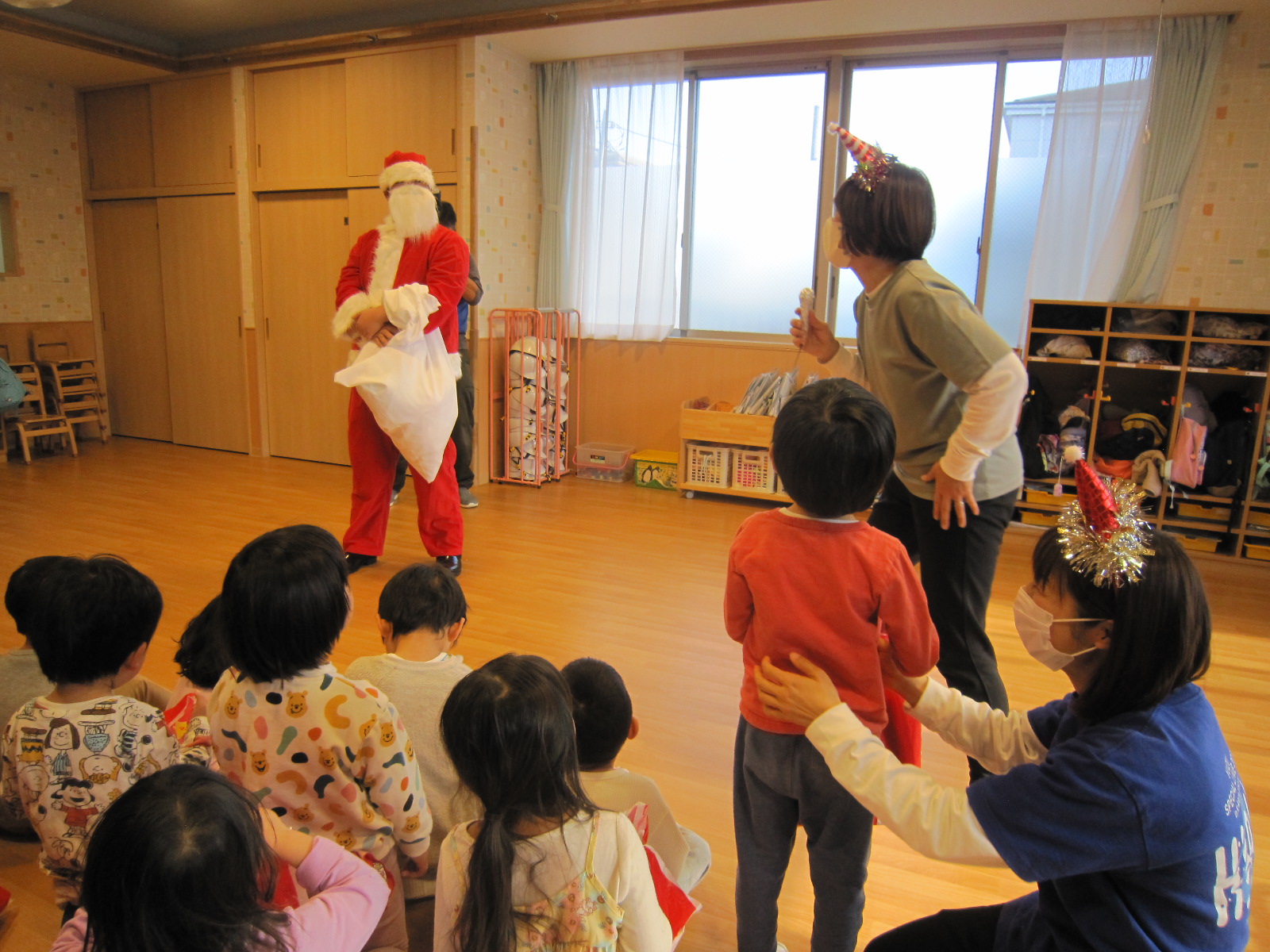 【クリスマス誕生会】サンタクロースの登場に大喜び!!