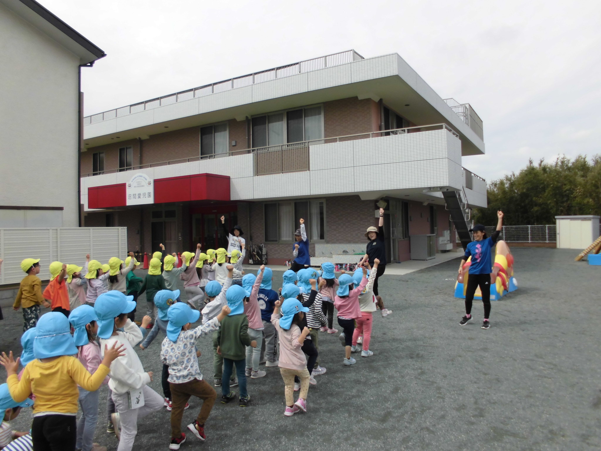 【体操】幼児全体で集まり元気いっぱい体を動かします！