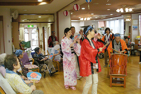 太鼓に合わせて盆踊り。ゲームに綿あめ、心ウキウキ夏祭り