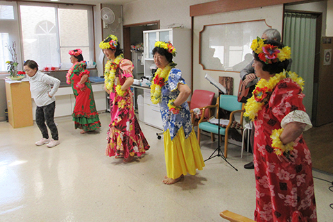 フラの踊りで気分は常夏のハワイ！！ボラさんが来所し、音楽や踊りで楽しませてくれます