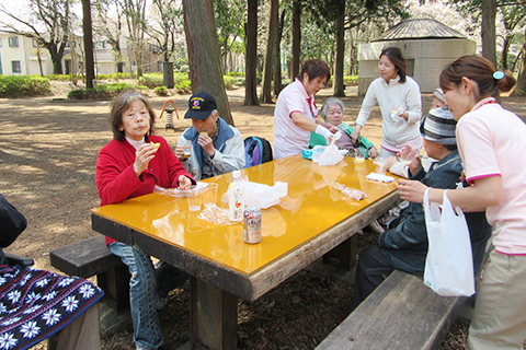 淵野辺公園に散策に出掛け、美味しい空気の中一息ついてティータイム