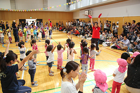 小学校の体育館で運動会